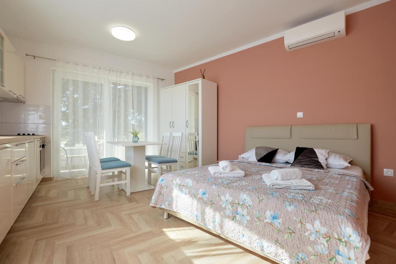 Apartments Nika Turanj Exterior foto